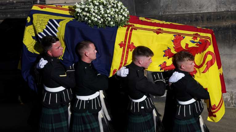 Ρόδος: Χαμός μεταξύ των Βρετανών τουριστών - Μαζικές κρατήσεις για να παρακολουθήσουν την κηδεία της Ελισάβετ