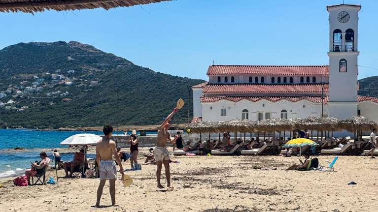 Τι προβλέπει ο νόμος για τις παραλίες: Ελεύθερη πρόσβαση και χώρος για τους πολίτες - Τι ισχύει για ξαπλώστρες και beach bars