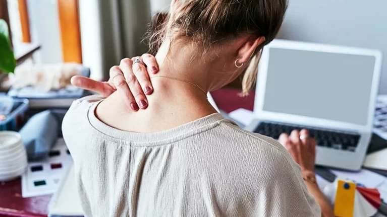 5 σπιτικές θεραπείες για τον πόνο στον αυχένα