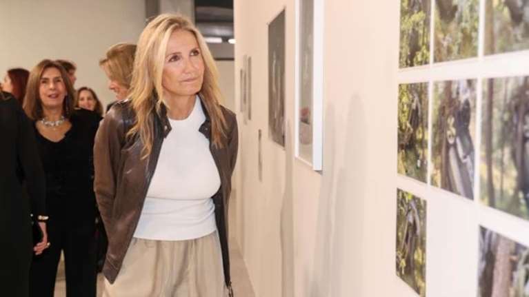 H Μαρέβα Μητσοτάκη σε εγκαίνια έκθεσης: Η μοντέρνα εμφάνιση με cargo παντελόνι