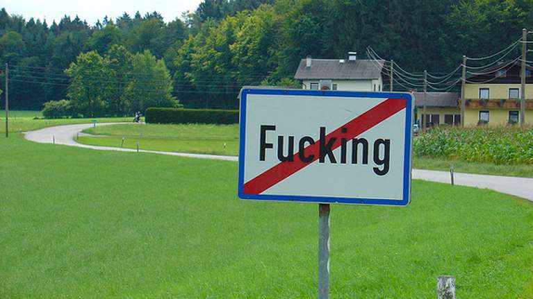 Aπηύδησαν από τα γιούχα στο χωριό Fucking και αλλάζουν το όνομα  σε Fugging
