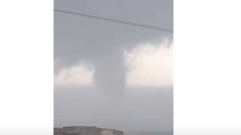 Η στιγμή που υδροστόβιλος &quot;σάρωσε&quot; την Φολέγανδρο - βίντεο