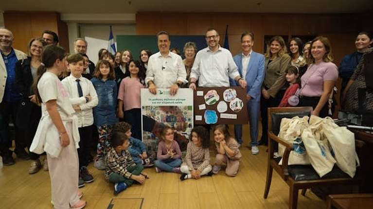 Χιλιάδες μαθητές στέλνουν ηχηρό μήνυμα για το περιβάλλον- Παρέδωσαν πάνω από 5.600 επιστολές στον υπουργό Περιβάλλοντος