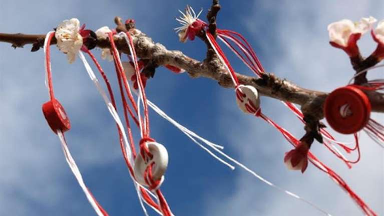 Γιατί φοράμε τον &quot;Μάρτη&quot;: Το βραχιολάκι με τη λευκή &amp; κόκκινη κλωστή - Ενα παμπάλαιο έθιμο