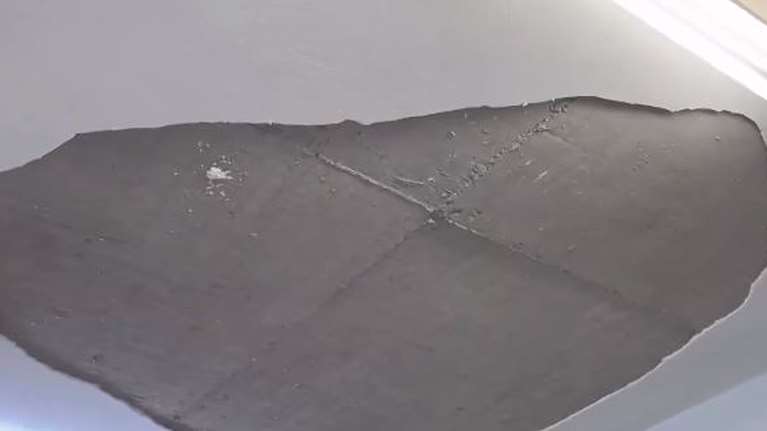 Λύκειο στην Καλαμάτα: Επεσαν σοβάδες πάνω σε θρανία, μόλις είχε χτυπήσει διάλειμμα [Βίντεο]