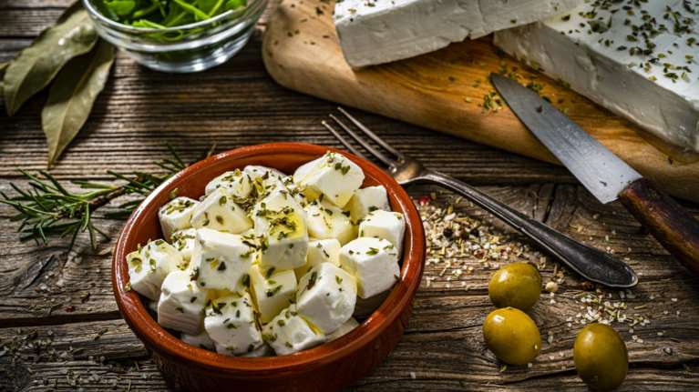 Μάχη για τη φέτα: Ποιοι κρατούν τα σκήπτρα της αγοράς σε Ελλάδα και εξωτερικό