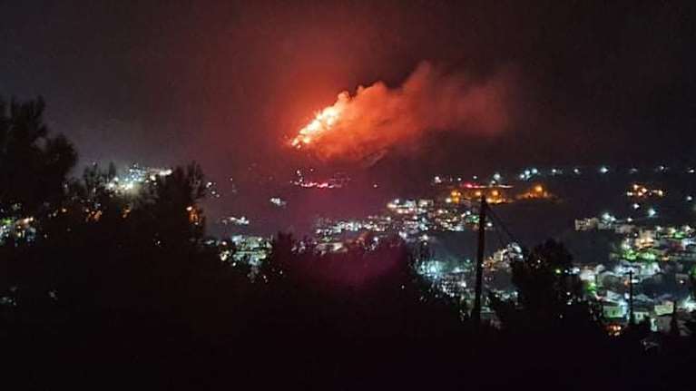 Φωτιά στη Σάμο: Καλύτερη η εικόνα της πυρκαγιάς - Δεν κινδυνεύει το ΚΥΤ [Εικόνες - Βίντεο]