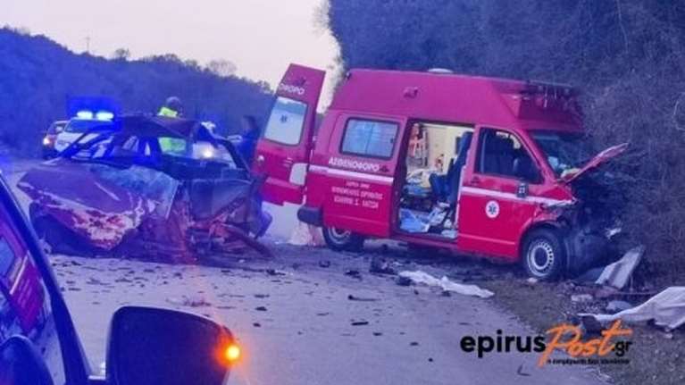 Τραγωδία στα Ιωάννινα:  Δύο νεκροί και δύο τραυματίες σε μετωπική σύγκρουση ασθενοφόρου με αυτοκίνητο