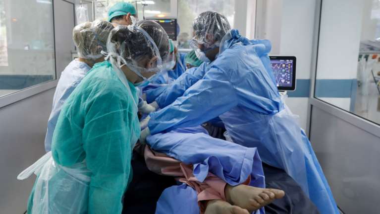 Καθηγητής Πνευμονολογίας Βασιλακόπουλος: Πιθανόν να υπάρχει και στην Ελλάδα η μετάλλαξη του κορονοϊού