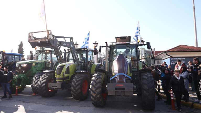 Αγροτικές κινητοποιήσεις: Έκλεισε η εθνική οδός στο ύψος της Θήβας και η Περιμετρική Πάτρας