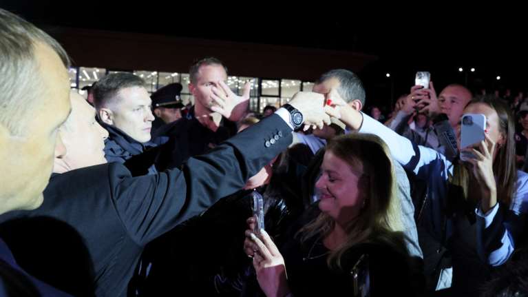 Θάνατος Πριγκόζιν: Πώς το &quot;γιόρτασε&quot; ο Πούτιν- Φιλιά και αγκαλιές σε συναυλία, καμία αναφορά στην αεροπορική τραγωδία