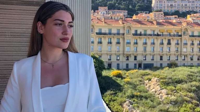 Μαριέλλα Φασούλα: Η δίμετρη κόρη του Παναγιώτη Φασούλα φόρεσε υποδειγματικά το μίνι μαύρο φόρεμα