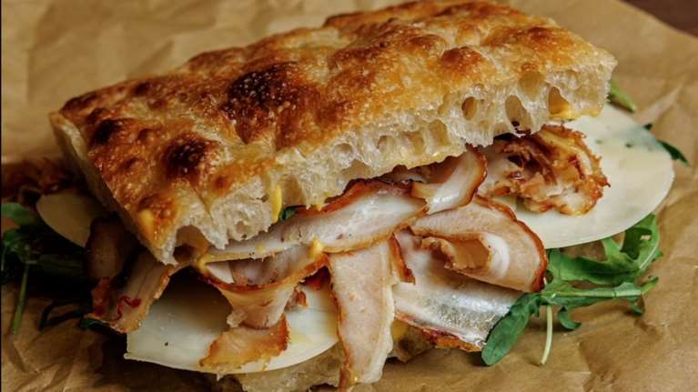 Ζύμες, απεριτίβο ή και τα δύο; Ένα νέο σποτ συνδυάζει τις δύο δημοφιλείς τάσεις