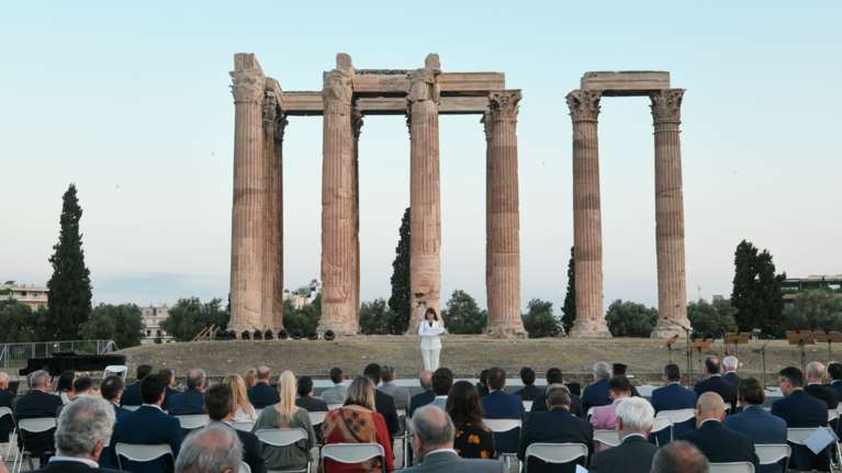 Στις αποχρώσεις του λευκού, του μαύρου και του σαμπανιζέ Σακελλαροπούλου, Μαρέβα και Μπακογιάννη [Εικόνες]