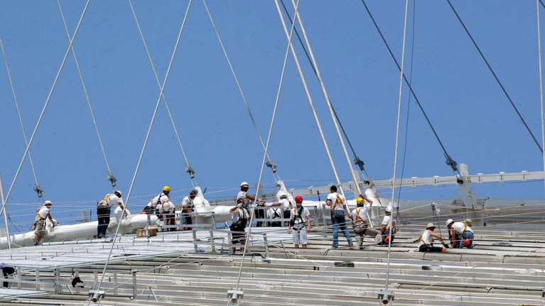 Για &quot;Ολυμπιακά βασανιστήρια&quot; γράφει ο Guardian για το ΟΑΚΑ: Η Ελλάδα σκέπτεται να βγάλει το στέγαστρο Καλατράβα