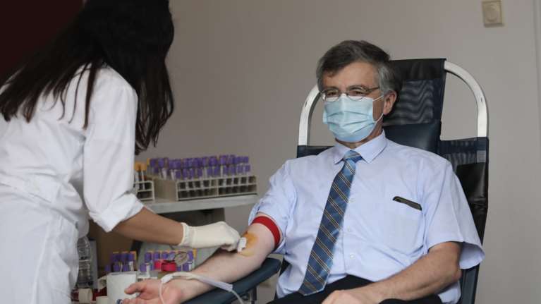 Σε εθελοντική αιμοδοσία στο Προεδρικό Μέγαρο ο Σωτήρης Τσιόδρας [Εικόνες]