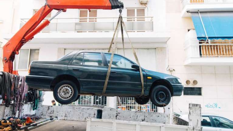 Δήμος Αθηναίων: Πληγή τα εγκαταλελειμμένα οχήματα - Απομακρύνθηκαν χιλιάδες αυτοκίνητα και μοτοσυκλέτες [Εικόνες]