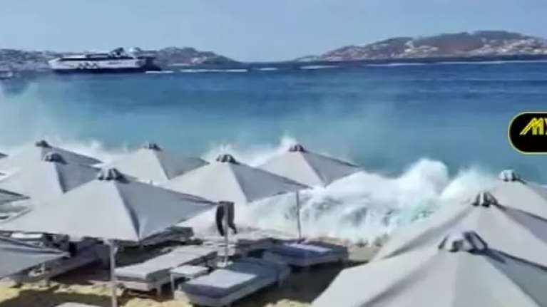 Μίνι &quot;τσουνάμι&quot; σε παραλία της Μυκόνου από τα απόνερα πλοίου - Τραυματίστηκαν δύο λουόμενοι [βίντεο]
