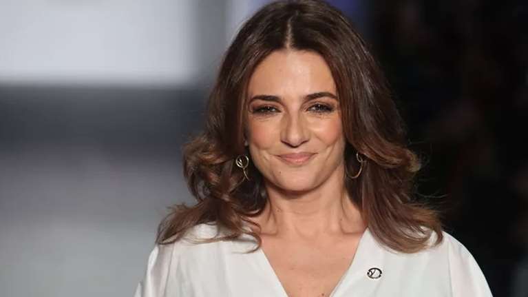 Μαρία Λεκάκη: Χαλαρώνει στην ξαπλώστρα λίγο πριν τα Χριστούγεννα και μας δείχνει τα καλλίγραμμα πόδια της