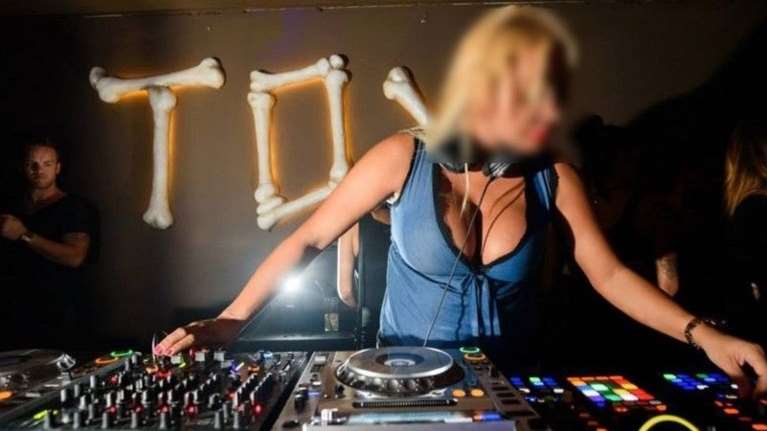 Απολογείται η γνωστή Αζέρα DJ για το πάρτι με ναρκωτικά σε βίλα στα Καλύβια