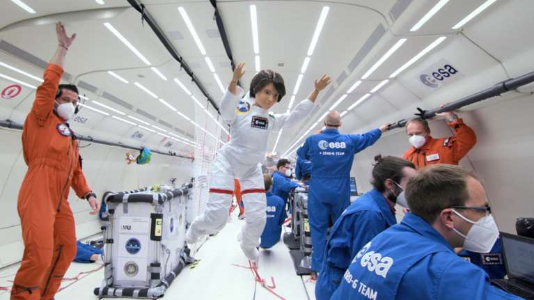 Η αστροναύτης &quot;Μπάρμπι&quot; κατακτά το διάστημα: Σε πτήση μηδενικής βαρύτητας από τον ESA [Εικόνες-Βίντεο]