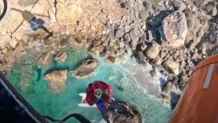 Καρέ καρέ η διάσωση μεταναστών στη θαλάσσια περιοχή της Σάμου [βίντεο]