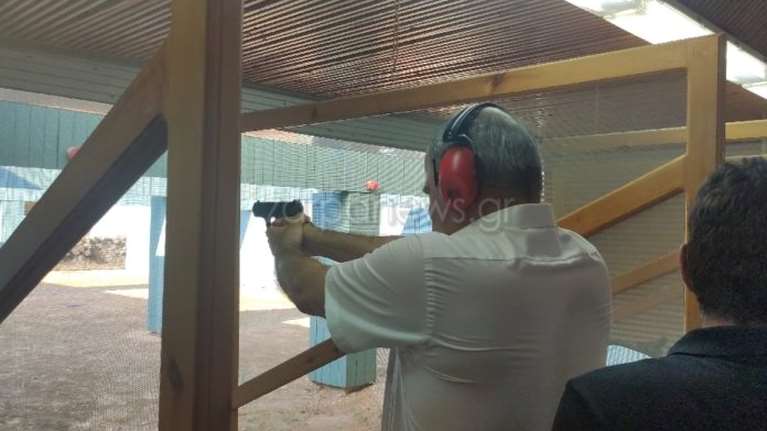 "Γαλάζιοι πιστολέρο" στα Χανιά: Αυγενάκης, Διγαλάκης και Βολουδάκης πυροβολούν στο σκοπευτήριο [εικόνες - βίντεο]