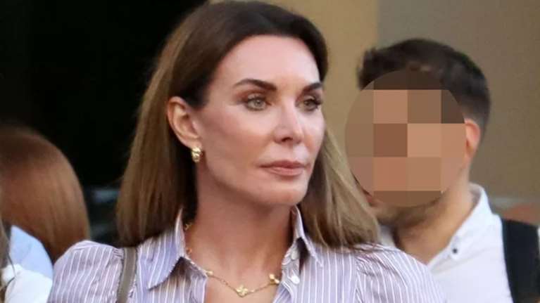 Η Τατιάνα Στεφανίδου στο κέντρο της Αθήνας - Με στενό denim παντελόνι και mules