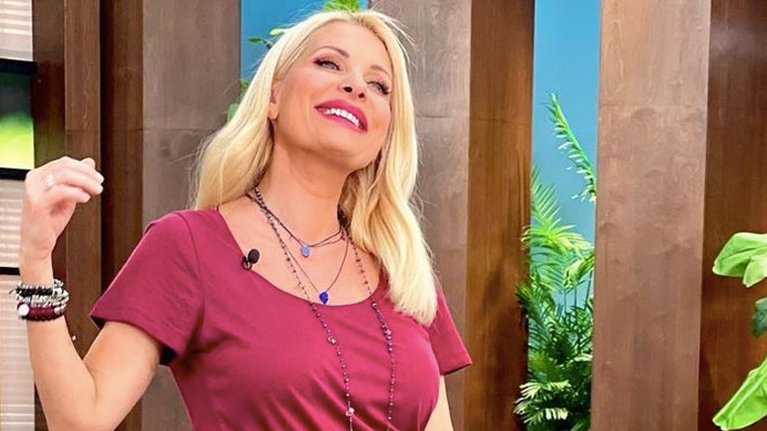 Η Ελένη Μενεγάκη με την πιο όμορφη φούστα της σεζόν: Απόλυτα θηλυκή και για κάθε σιλουέτα