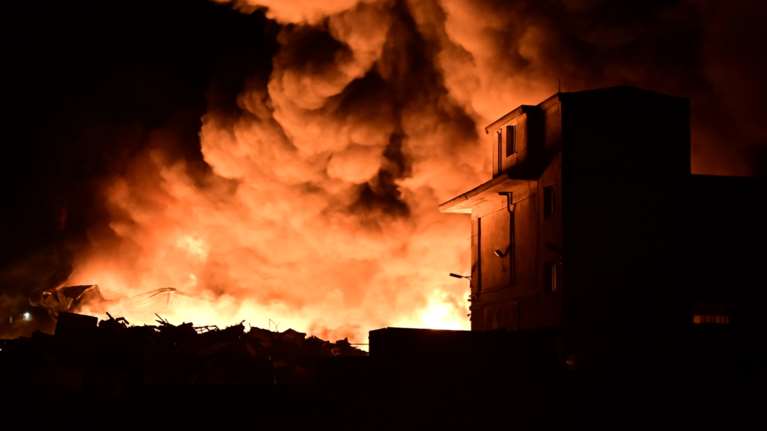 Υπό μερικό έλεγχο η φωτιά σε εργοστάσιο στα Μέγαρα - Δεν απειλήθηκαν σπίτια [βίντεο]