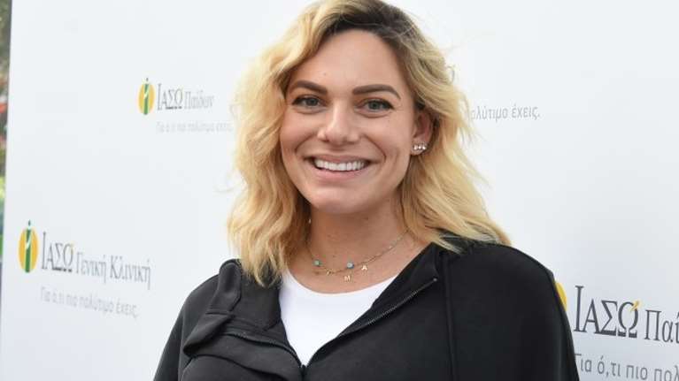 Ιωάννα Μαλέσκου: Εξιτήριο από το μαιευτήριο με το κοριτσάκι της - Τελείως άβαφη και με κολιέ που έγραφε &quot;μαμά&quot;