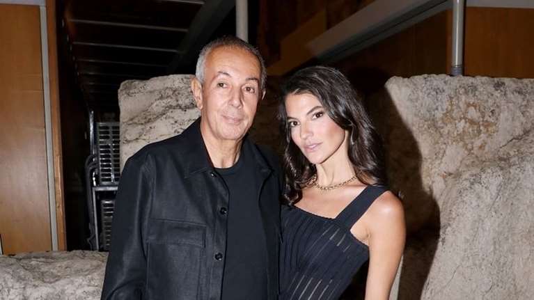 Η Δήμητρα Κούστα είναι style icon: Ποζάρει με boho γιλέκο και καφέ suede φούστα στο πλευρό της Άννας Βίσση