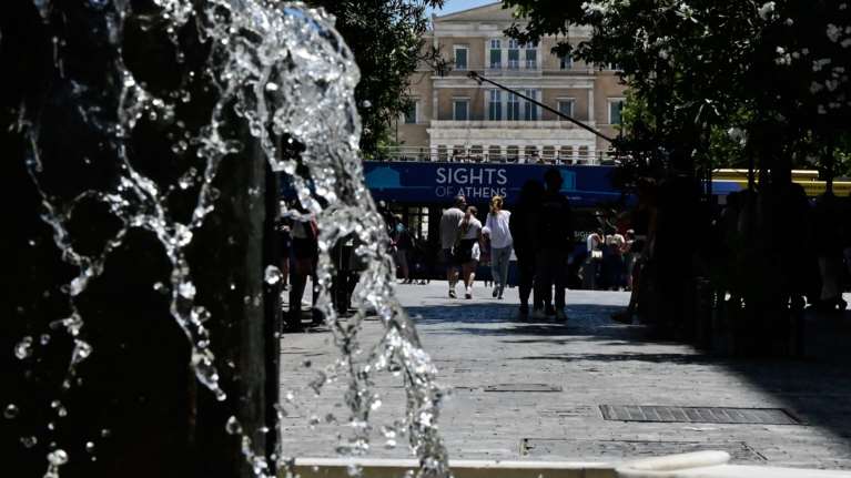 Καιρός: Αποπνικτική η ατμόσφαιρα με 38άρια και ανέμους - Πού θα φτάσει η θερμοκρασία στην Αθήνα