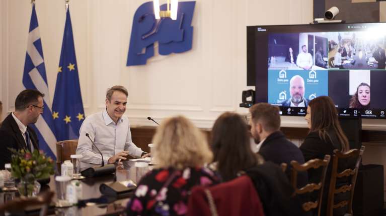 Μητσοτάκης: Η συνάντηση στο Μαξίμου με οικογένειες που πήραν κατοικία με το &quot;Σπίτι μου&quot; ή συμμετείχαν στο &quot;Εξοκοινομώ-Ανακαινίζω&quot;