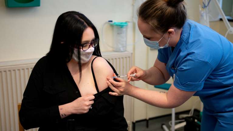 Βρετανία: Οι θάνατοι λόγω κορονοϊού μειώθηκαν κατά 70% σε ένα μήνα