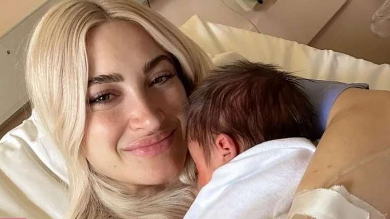 Η Ιωάννα Τούνη δείχνει το σώμα της 35 μέρες μετά τη γέννηση του γιου της