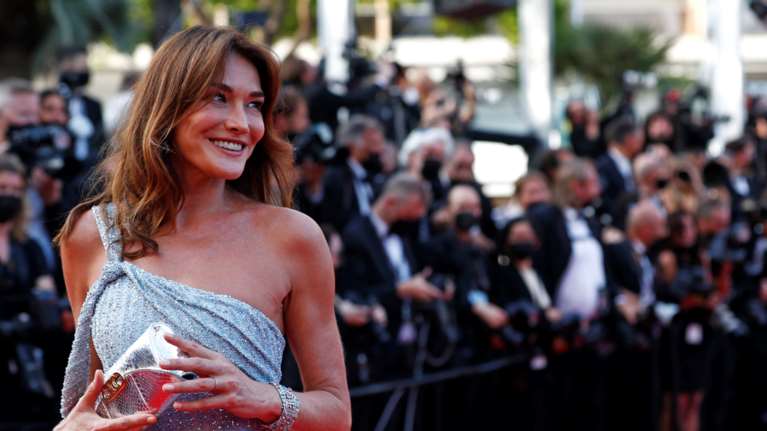 &quot;Σ&#39;αγαπώ έτσι, όπως είσαι&quot;: Η Κάρλα Μπρούνι αποθεώνει τον 69χρονο Νικολά Σαρκοζί - Οι σπάνιες φωτογραφίες