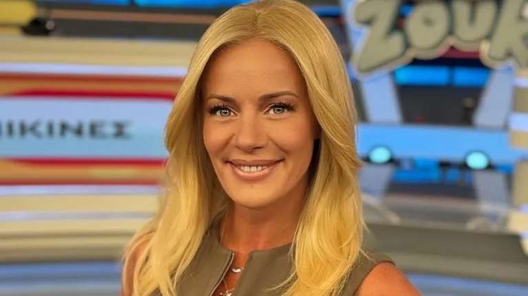 Η Ζέτα Μακρυπούλια με το ελαστικό τοπ από τη Zara που θα βρεις τώρα σε έκπτωση