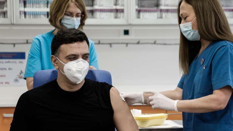 Εμβολιάστηκε και ο υπουργός Υγείας Βασίλης Κικίλιας: Είναι ζήτημα ζωής