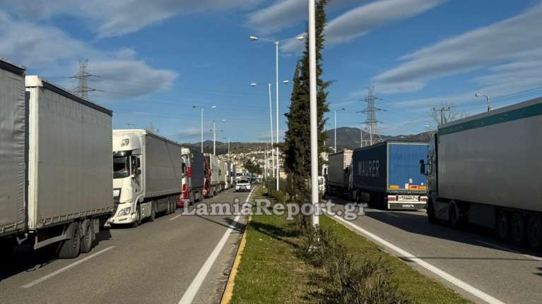 Λαμία: Ένα απέραντο πάρκινγκ για φορτηγά η είσοδος της πόλης λόγω του μπλόκου στον Μπράλο [εικόνες - βίντεο]