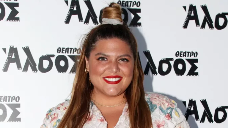 Η Δανάη Μπάρκα με τη μίνι φούστα που θα φοράμε όλο το φθινόπωρο: κάνει τα πόδια να φαίνονται πανύψηλα - ιδανική για το γραφείο