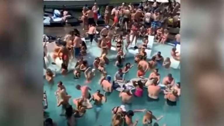 ΗΠΑ: Viral βίντεο από πάρτι σε πισίνα - Εκατοντάδες άτομα ο ένας πάνω στον άλλο παρά τον κορονοϊό