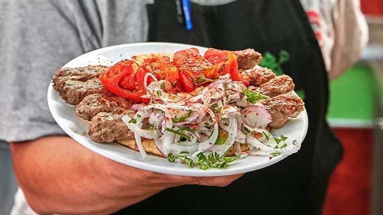 Το αθηναϊκό κεμπάπ που μεγάλωσε γενιές και γενιές: Η ζουμερή σταθερά στο Μοναστηράκι