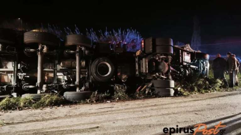 Αρτα: Νεκρός ο οδηγός του φορτηγού που ανατράπηκε - Το φορτίο ελαιόλαδου &quot;έγειρε&quot; το όχημα [εικόνες]