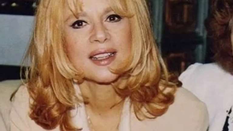 Η αμοντάριστη Αλίκη Βουγιουκλάκη σε δημοσιογράφo: "Λύσσαξες, τι θες;"