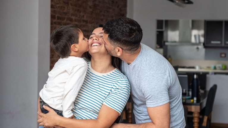 Εξι χαρακτηριστικά που έχουν τα ζευγάρια που βελτιώνουν τη σχέση τους μετά τα παιδιά