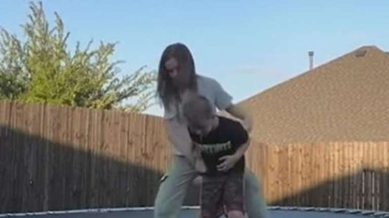 Τέξας: Συγκλονιστικό βίντεο με τη στιγμή που 10χρονη σώζει από πνιγμό τον 7χρονο αδερφό της