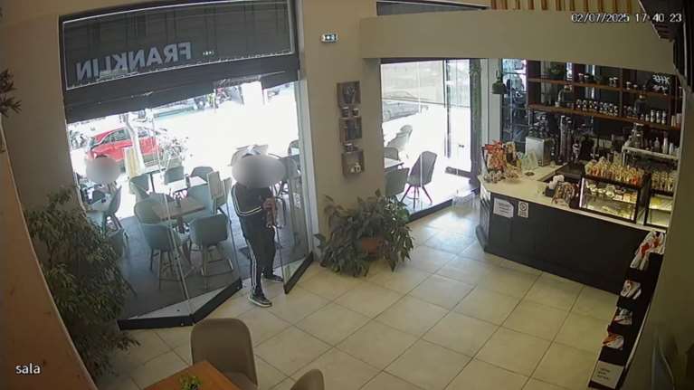 Βίντεο ντοκουμέντο: Πελάτης καφετέριας στη Λάρισα άρπαξε το κουτί με τα φιλοδωρήματα και έγινε... καπνός