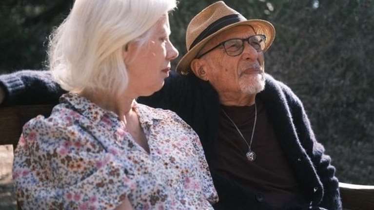 Ίρβιν Γιάλομ: Ο διάσημος ψυχίατρος παντρεύτηκε ξανά στα 93 του - Η 75χρονη νύφη και το δαντελένιο νυφικό