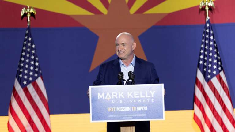 Αμερικανικές εκλογές 2020: Ένας Δημοκρατικός πρώην αστροναύτης κέρδισε Ρεπουμπλικανή γερουσιαστή στην Αριζόνα